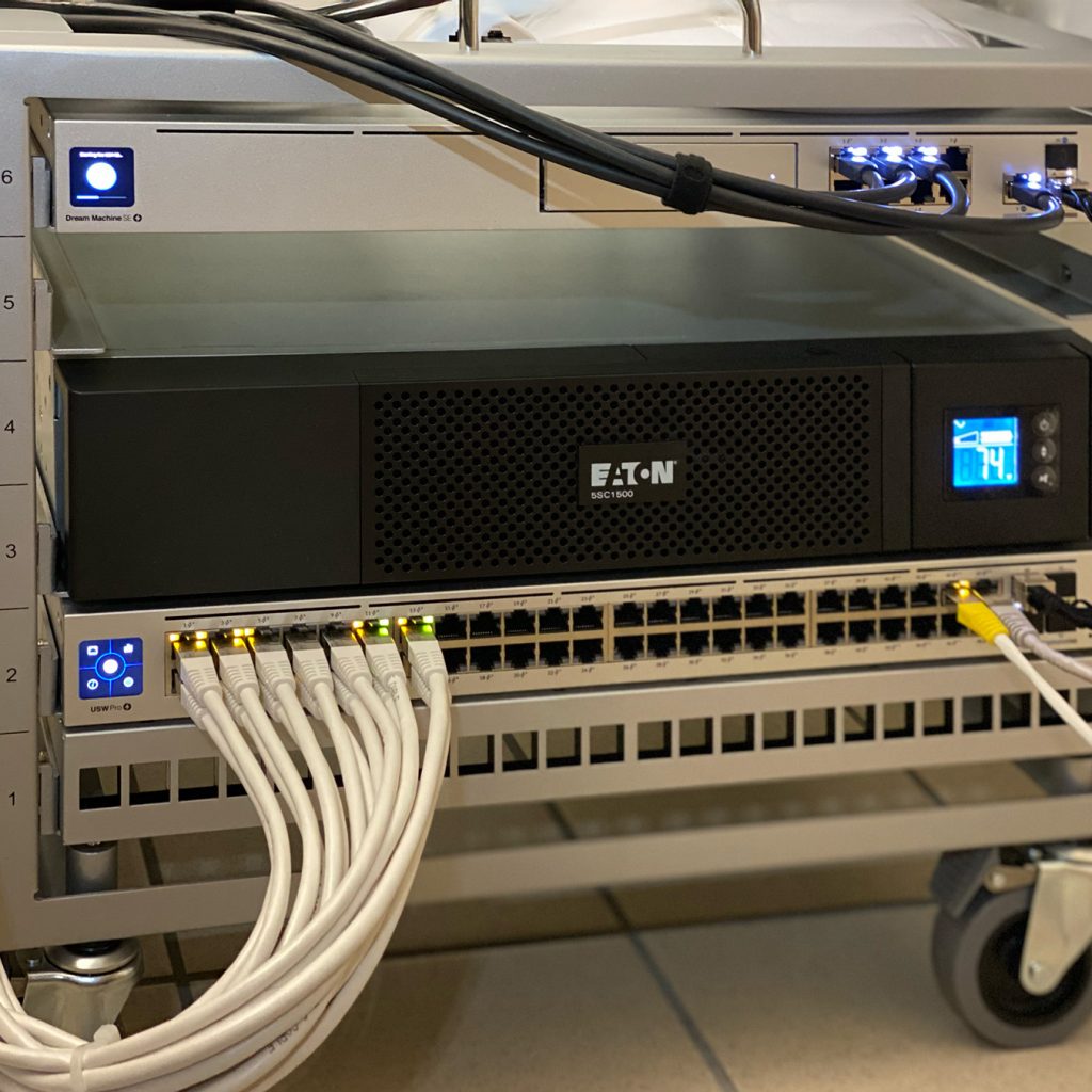 Serveur et réseau connecté par câble Ethernet dans un centre de données.