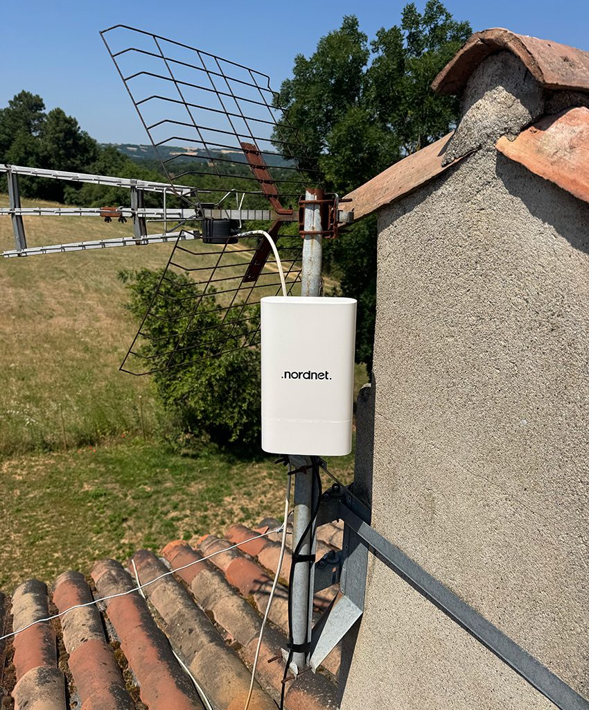 Antenne de toit équipée d’un boîtier Nordnet pour la réception internet haut débit par satellite.